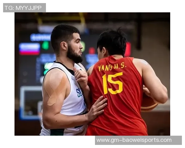 杨瀚森主动与阿夫迪亚交流翻译助力两人友好碰拳互动