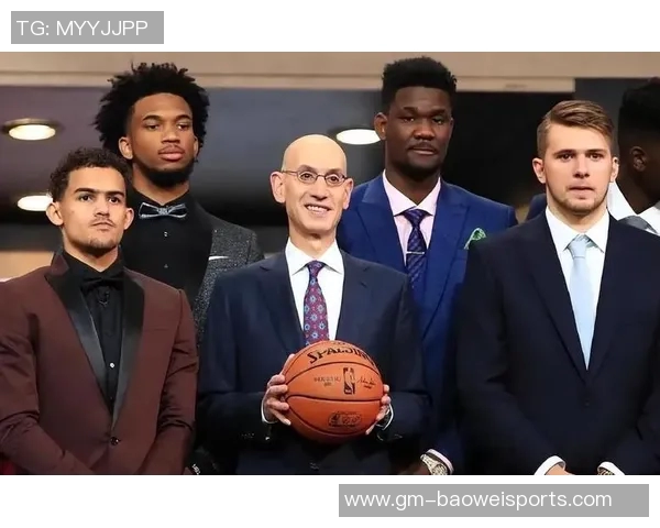 艾顿谈东契奇承受的压力每天面对两三人包夹的挑战与坚持